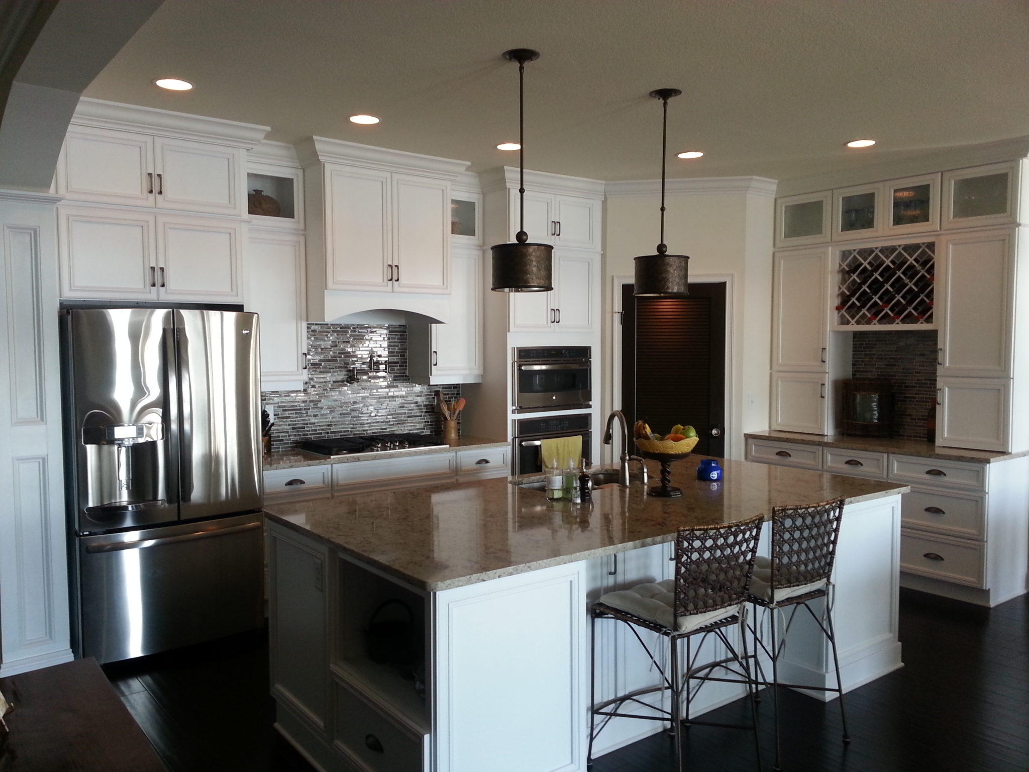 SR1764_CO-UNKNOWN_02_UNKNOWN_UNKNOWN_UNKNOWN white kitchen and island - Good - DC Cabinetry